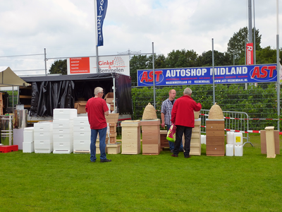 809742 Afbeelding van een uitstalling van bijenkorven en bijenkasten op de jaarlijkse Bijenmarkt in het Sportpark ...